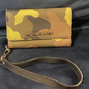 Michael Kors 5S Poppy Phone Wristlet Camo